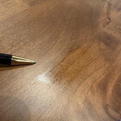 高さが変えられるオシャレなテーブルの画像