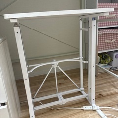 高さを調整できるテーブルの画像