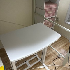 高さを調整できるテーブルの画像