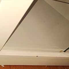 🔴山口市、ガラス飾り棚(白)￥15000🔴ガラス棚三枚四段🔴背面鏡🔴観音開きの画像