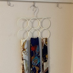 スカーフとハンガーの画像