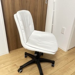 白色オフィスチェア（キャスター付き）