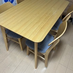 ダイニングテーブルと椅子4脚
