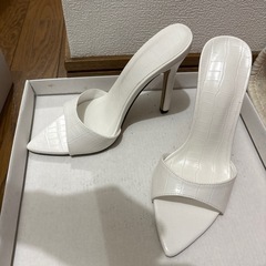 ピンヒールサンダル　白