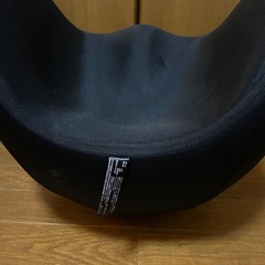 座ってバランスをとるの画像
