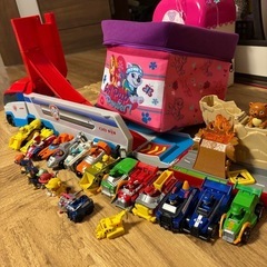 パウパトローラーとミニカーと収納BOXと本の画像