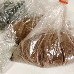 カラーサンドの黒、茶、グレー、ベージュのセットの画像