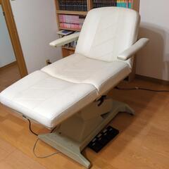 施術用電動ベッド