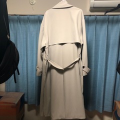 ベージュグレー色のトレンチコートの画像