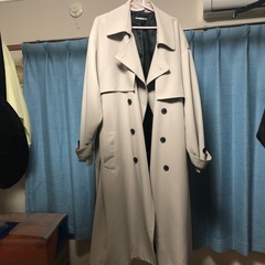 ベージュグレー色のトレンチコート