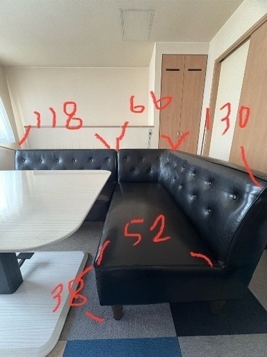 L型フェイクレザーソファと昇降式ダイニングテーブル