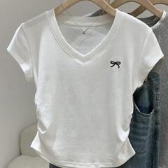 エレガント、VネックTシャツ、リボン刺繍付き - スリムフィット...