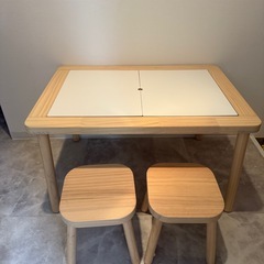 IKEA テーブルと椅子セットの画像