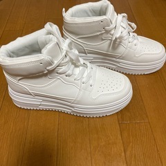 スニーカー新品の画像