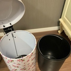ペダル式ゴミ箱　可愛い花柄の画像