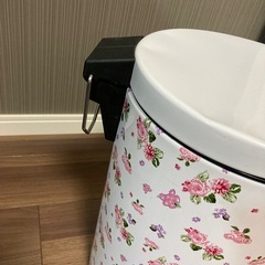 ペダル式ゴミ箱　可愛い花柄の画像