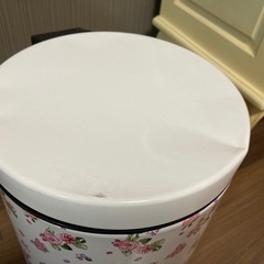 ペダル式ゴミ箱　可愛い花柄の画像