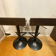 カウンターチェアー　2脚　昇降式の画像