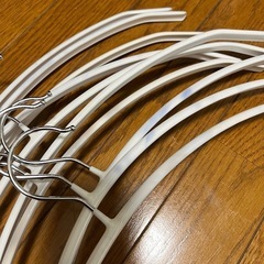 ニトリ　すべりにくいアーチ型ハンガー　白　の画像