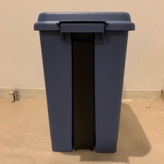 【日本製】清潔ブルーのペダル式ゴミ箱 一人暮らしに最適！の画像
