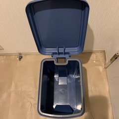 【日本製】清潔ブルーのペダル式ゴミ箱 一人暮らしに最適！の画像