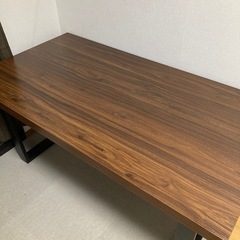 木目調のおしゃれなデスクの画像