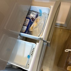 東芝 冷蔵庫 幅68.5㎝ 551L 両開き GR-V550FH(EC) サテンゴールド 野菜室がまんなかの画像