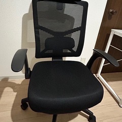 ニトリのヘッドレスト付きブラックオフィスチェア