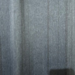 青いカーテンと白いカーテンの画像
