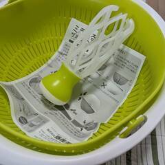 食材をこぼさずに水が切れる“ザル・ボウルの一体型グッズ”の画像