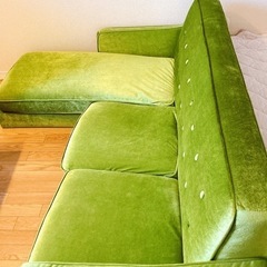 グリーンのL字型コーナーソファ
