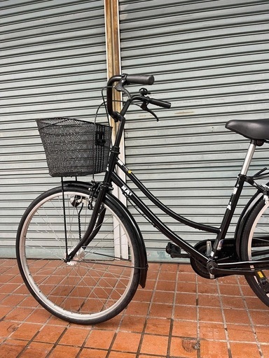 ブラック自転車 前面バスケット付き