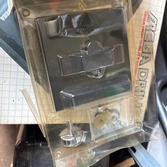 宙を舞うコマの画像