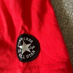 コンバース赤Tシャツなどの画像
