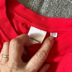 コンバース赤Tシャツなどの画像