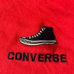 コンバース赤Tシャツなどの画像