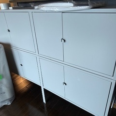 グレーの金属製のたな