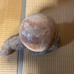 球体の乗った置物の画像