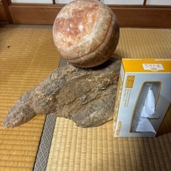 球体の乗った置物
