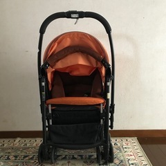 combiベビーカーオレンジ色の画像