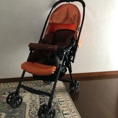combiベビーカーオレンジ色の画像