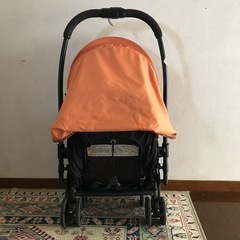 combiベビーカーオレンジ色の画像