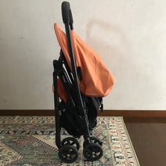 combiベビーカーオレンジ色の画像
