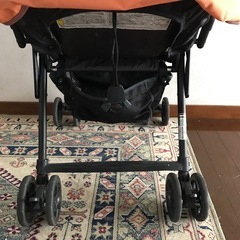 combiベビーカーオレンジ色の画像