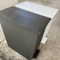 ゴミ箱　黒白　ペダル式