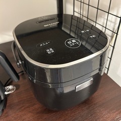 冷蔵庫+オーブンレンジ+炊飯器+電子ケトル+ラックの画像