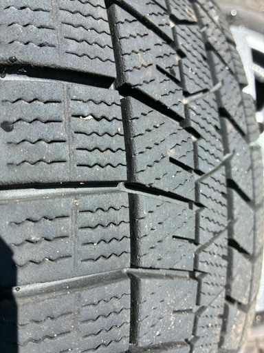 185/65R15のスタッドレスタイヤ、15インチホイール付き。  - タイヤサイズ: 185/65R15  ホイール　15インチ ス
