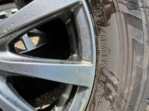 185/65R15のスタッドレスタイヤ、15インチホイール付き。  - タイヤサイズ: 185/65R15  ホイール　15インチ ス