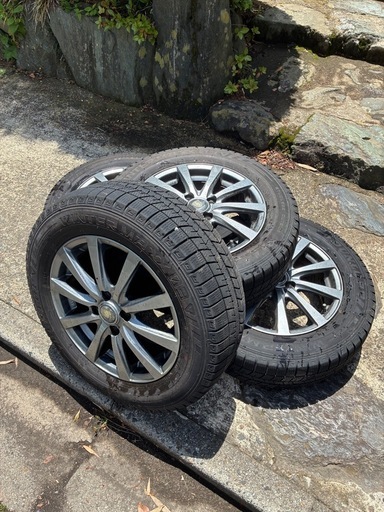 185/65R15のスタッドレスタイヤ、15インチホイール付き。  - タイヤサイズ: 185/65R15  ホイール　15インチ スタッドレス　フリード　スパイク