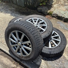 185/65R15のスタッドレスタイヤ、15インチホイール付き。...